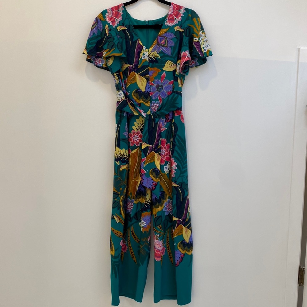 Floral Tahari sleeved wide-leg jumpsuit. Size 8. Worn once.